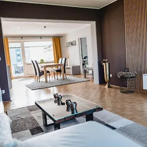 Me Homes - Grosse Moderne Designer-wohnung Fuer Urlaub Und Business - Mit Kueche, Buero, Balkon Und 2 Parkplaetzen Apartment